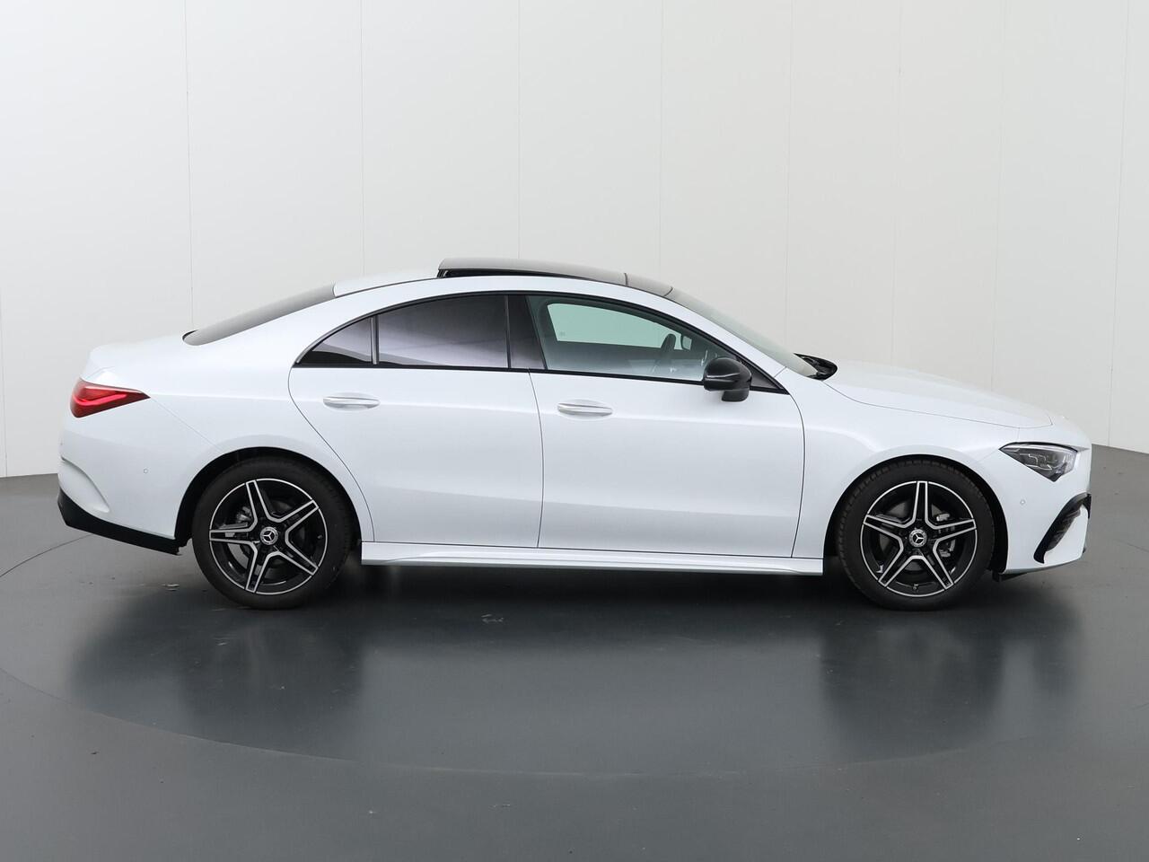 Mercedes-Benz CLA-KLASSE 180 AMG Line Premium Pack | Panorama Schuifdak | Multibeam lead | Sfeerverlichting | Augmented Reality