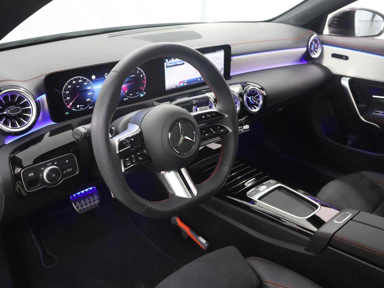 Mercedes-Benz CLA-KLASSE 180 AMG Line Premium Pack | Panorama Schuifdak | Multibeam lead | Sfeerverlichting | Augmented Reality