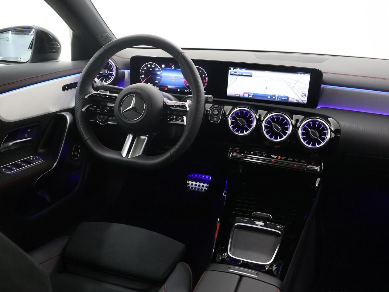 Mercedes-Benz CLA-KLASSE 180 AMG Line Premium Pack | Panorama Schuifdak | Multibeam lead | Sfeerverlichting | Augmented Reality
