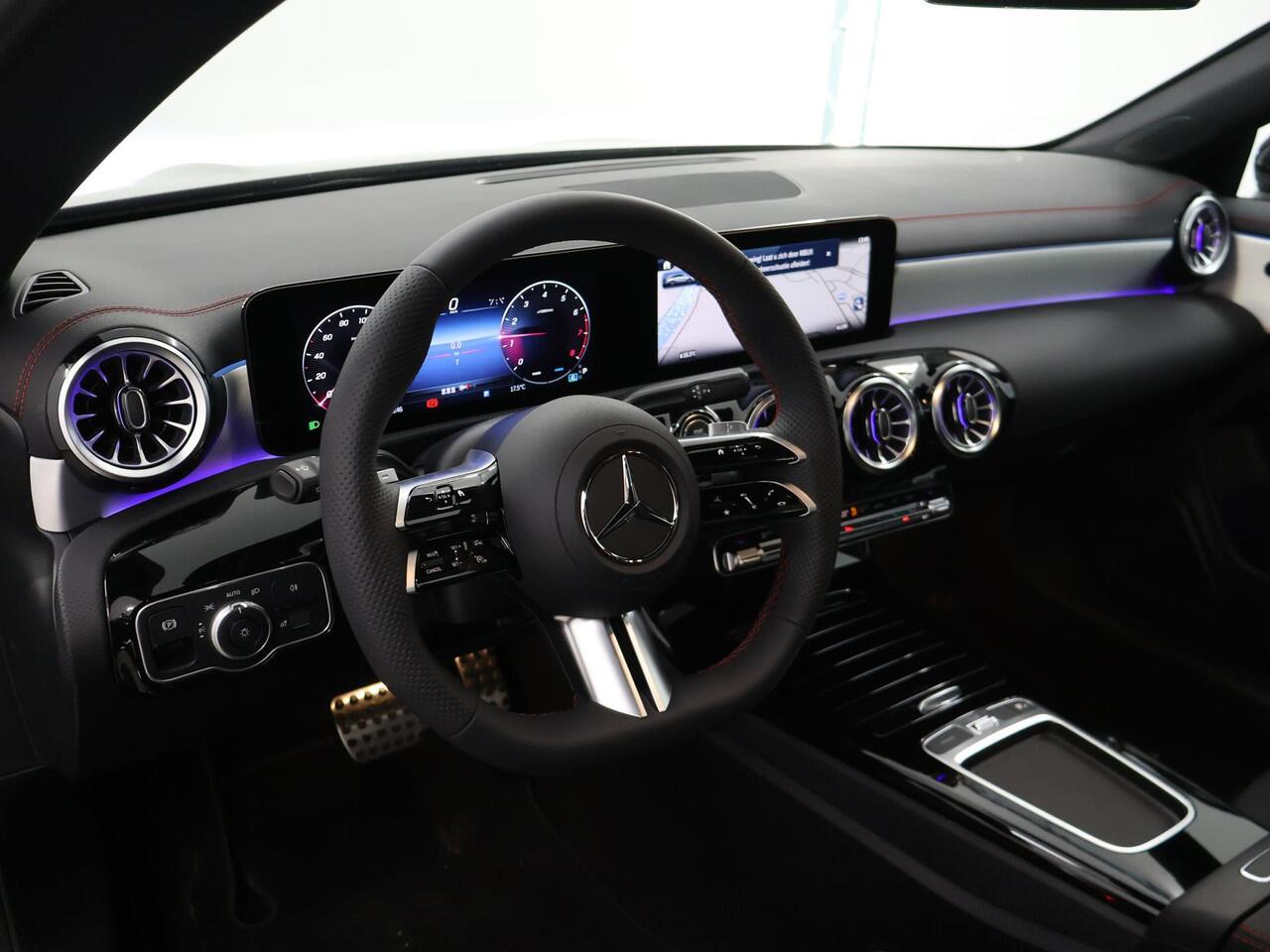 Mercedes-Benz CLA-KLASSE Shooting Brake 180 Star Edition AMG NIGHT | Panoramadak | Dodehoekassitent | Apple Carplay | MultiBeam LED | Sfeerverlichting | Stoelverwarming |
