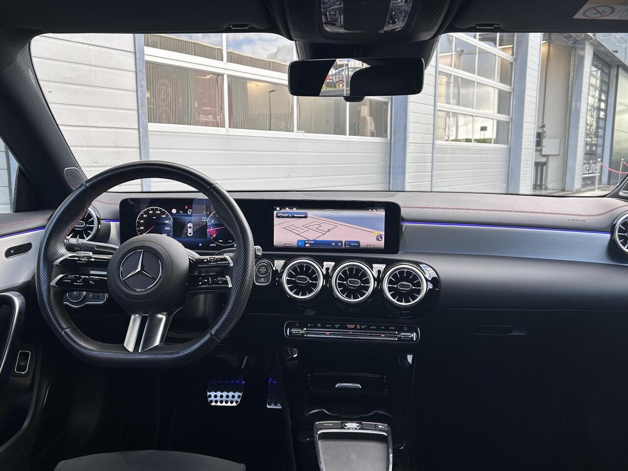 Mercedes-Benz CLA-KLASSE 180 AMG Line | Night Pakket | Burmester Surround Sound | Dodehoekassistent | MULTIBEAM LED Koplampen | Sfeerverlichting | Stoelverwarming | Achteruitrijcamera | Elektrisch Inklapbare Buitenspiegels