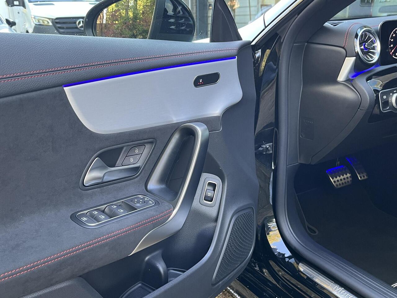 Mercedes-Benz CLA-KLASSE Shooting Brake 180 Star Edition AMG | Night Pakket | Panoramadak | MULTIBEAM LED Koplampen | Dodehoekassistent | Apple CarPlay | Android Auto | Stoelverwarming | Sfeerverlichting | Elektrische Achterklep | Achteruitrijcamera
