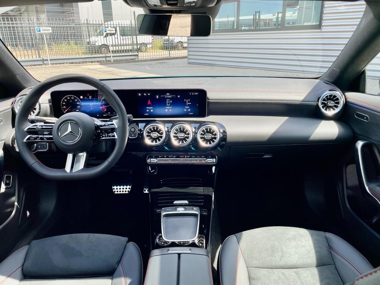 Mercedes-Benz CLA-KLASSE 180 Star Edition AMG Line | Night Pakket | Winter Pakket | 19 inch Multispaaks AMG Velgen | Panoramadak | MULTIBEAM LED Koplampen | Dodehoekassistent | Apple CarPlay