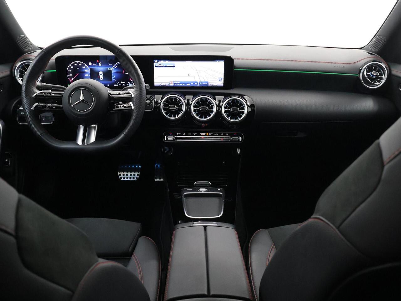 Mercedes-Benz CLA-KLASSE 250 e Star Edition AMG Line | Night | Panoramadak | Sfeerverlichting | Distronic | Stoelverwarming |