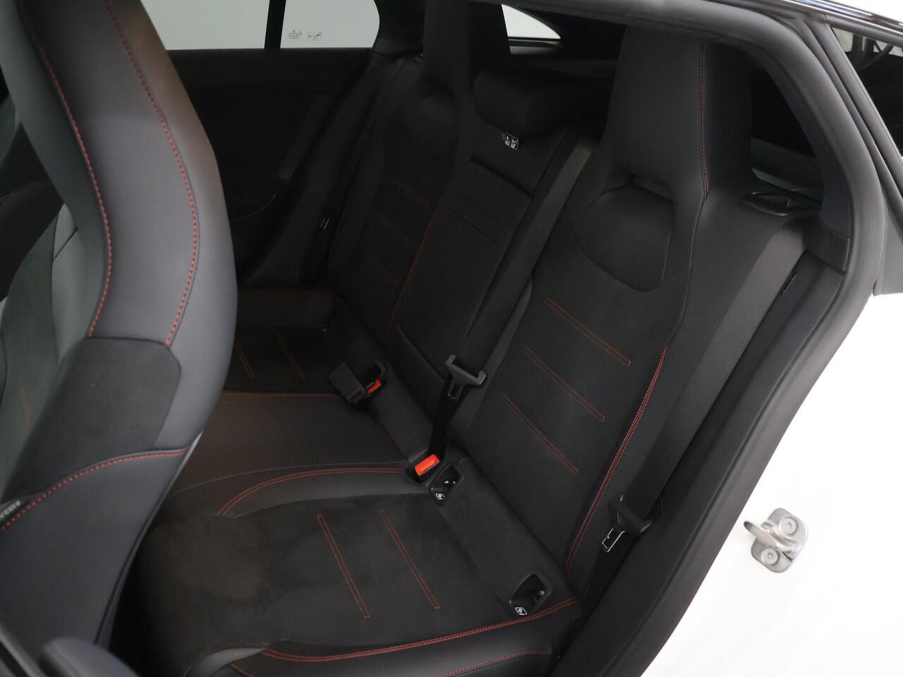 Mercedes-Benz CLA-KLASSE Shooting Brake 180 Star Edition AMG Line | Night | Panoramadak | 19" lichtmetalen velgen | Sfeerverlichting | Stoelverwarming |