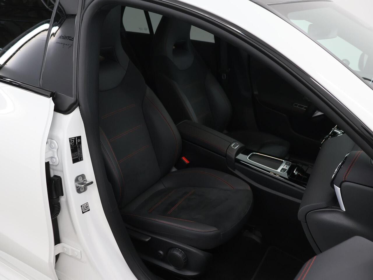 Mercedes-Benz CLA-KLASSE Shooting Brake 180 Star Edition AMG Line | Night | Panoramadak | 19" lichtmetalen velgen | Sfeerverlichting | Stoelverwarming |