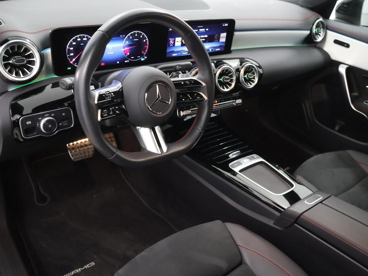 Mercedes-Benz CLA-KLASSE Shooting Brake 180 Star Edition AMG Line | Night | Panoramadak | 19" lichtmetalen velgen | Sfeerverlichting | Stoelverwarming |