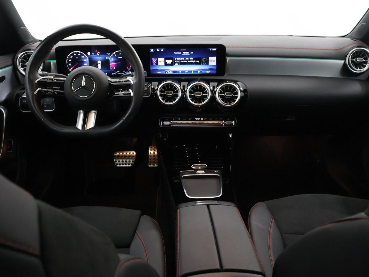 Mercedes-Benz CLA-KLASSE Shooting Brake 180 Star Edition AMG Line | Night | Panoramadak | 19" lichtmetalen velgen | Sfeerverlichting | Stoelverwarming |