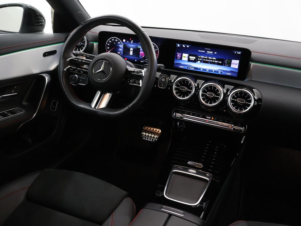 Mercedes-Benz CLA-KLASSE Shooting Brake 180 Star Edition AMG Line | Night | Panoramadak | 19" lichtmetalen velgen | Sfeerverlichting | Stoelverwarming |