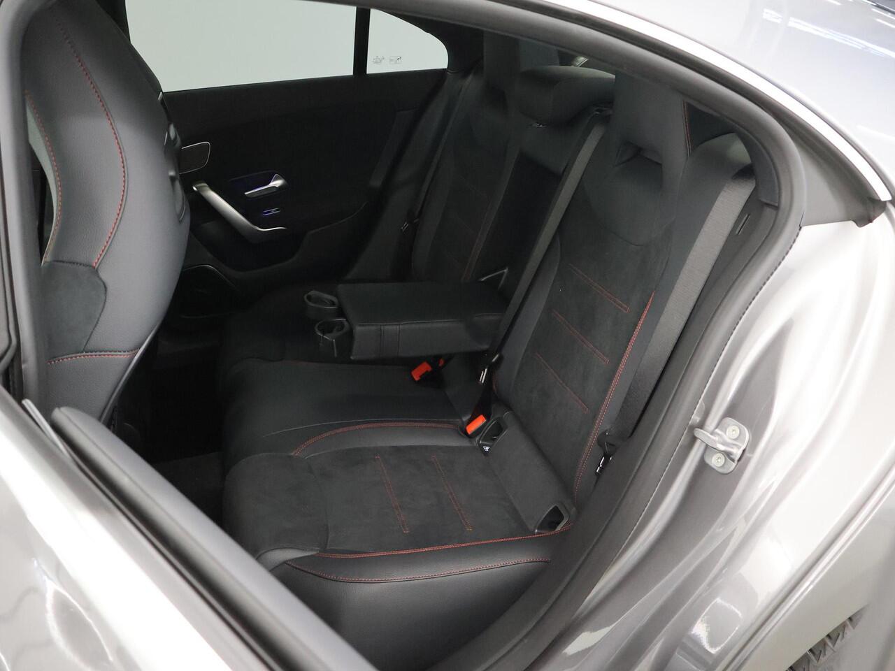 Mercedes-Benz CLA-KLASSE 180 Business Solution AMG | Panoramaschuifdak | Premium Plus-pakket | Winterpakket | Techniek-pakket | Burmester | Trekhaak | Head-up display |