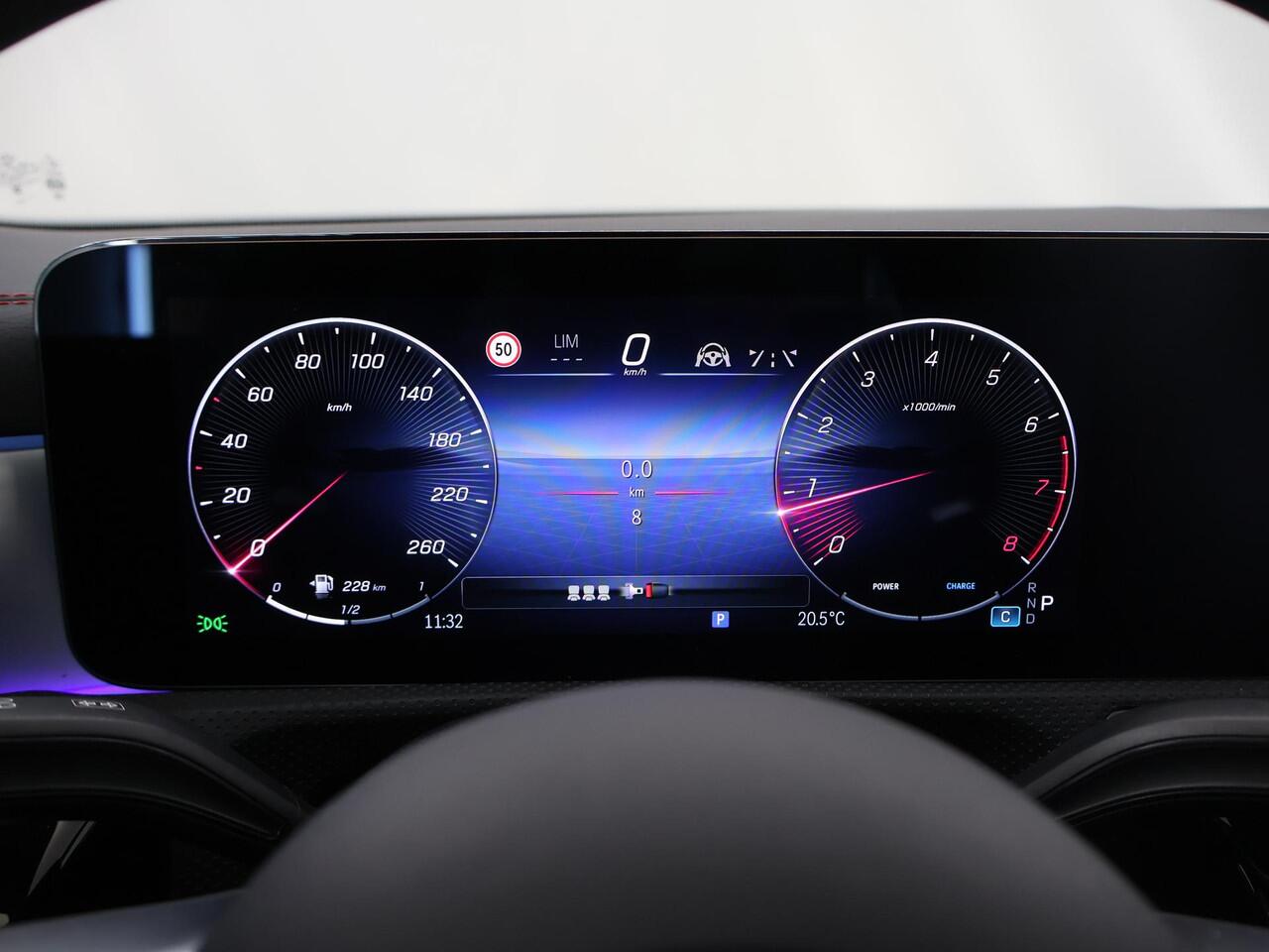 Mercedes-Benz CLA-KLASSE 180 Business Solution AMG | Panoramadak | Burmester Sound System | Rijassistentie Pakket | Sfeerverlichting | 360 Graden Camera |