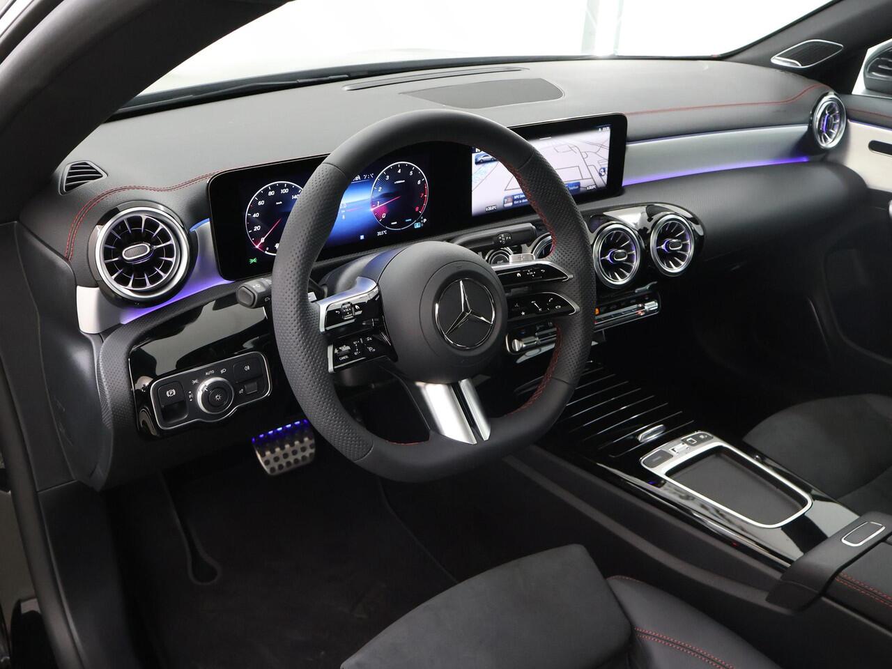 Mercedes-Benz CLA-KLASSE 180 Business Solution AMG | Panoramadak | Burmester Sound System | Rijassistentie Pakket | Sfeerverlichting | 360 Graden Camera |