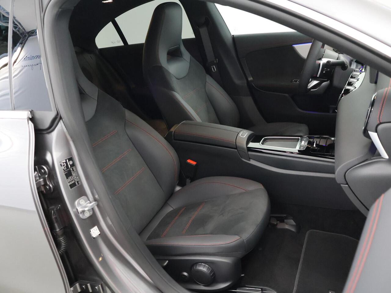 Mercedes-Benz CLA-KLASSE 180 Business Solution AMG | Panoramadak | Burmester | Rijassistentiepakket | Trekhaak | Techniek pakket | Sfeerverlichting | Stoel/stuurverwarming |