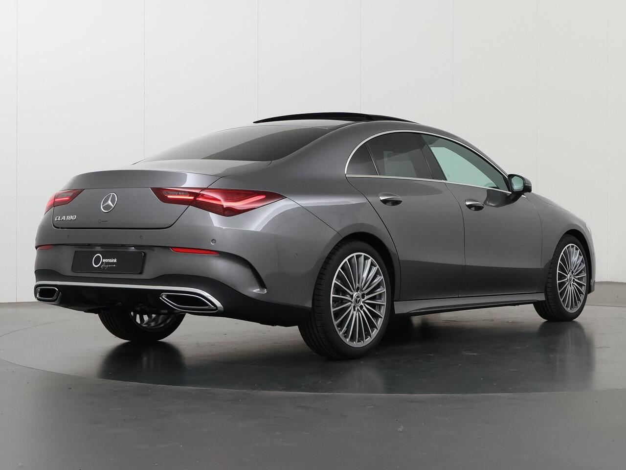 Mercedes-Benz CLA-KLASSE 180 Business Solution AMG | Panoramadak | Burmester | Rijassistentiepakket | Trekhaak | Techniek pakket | Sfeerverlichting | Stoel/stuurverwarming |