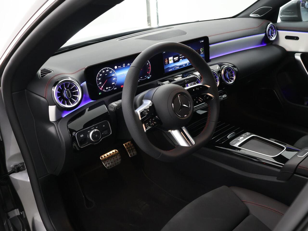 Mercedes-Benz CLA-KLASSE 180 Business Solution AMG | Panoramadak | Burmester | Rijassistentiepakket | Trekhaak | Techniek pakket | Sfeerverlichting | Stoel/stuurverwarming |