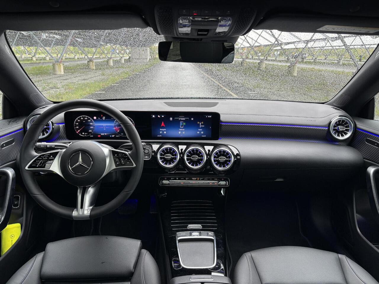 Mercedes-Benz CLA-KLASSE Shooting Brake 180 Star Edition Luxury Line | Panoramadak | Getint glas | Sfeerverlichting | Widescreen | Stoelverwarming |