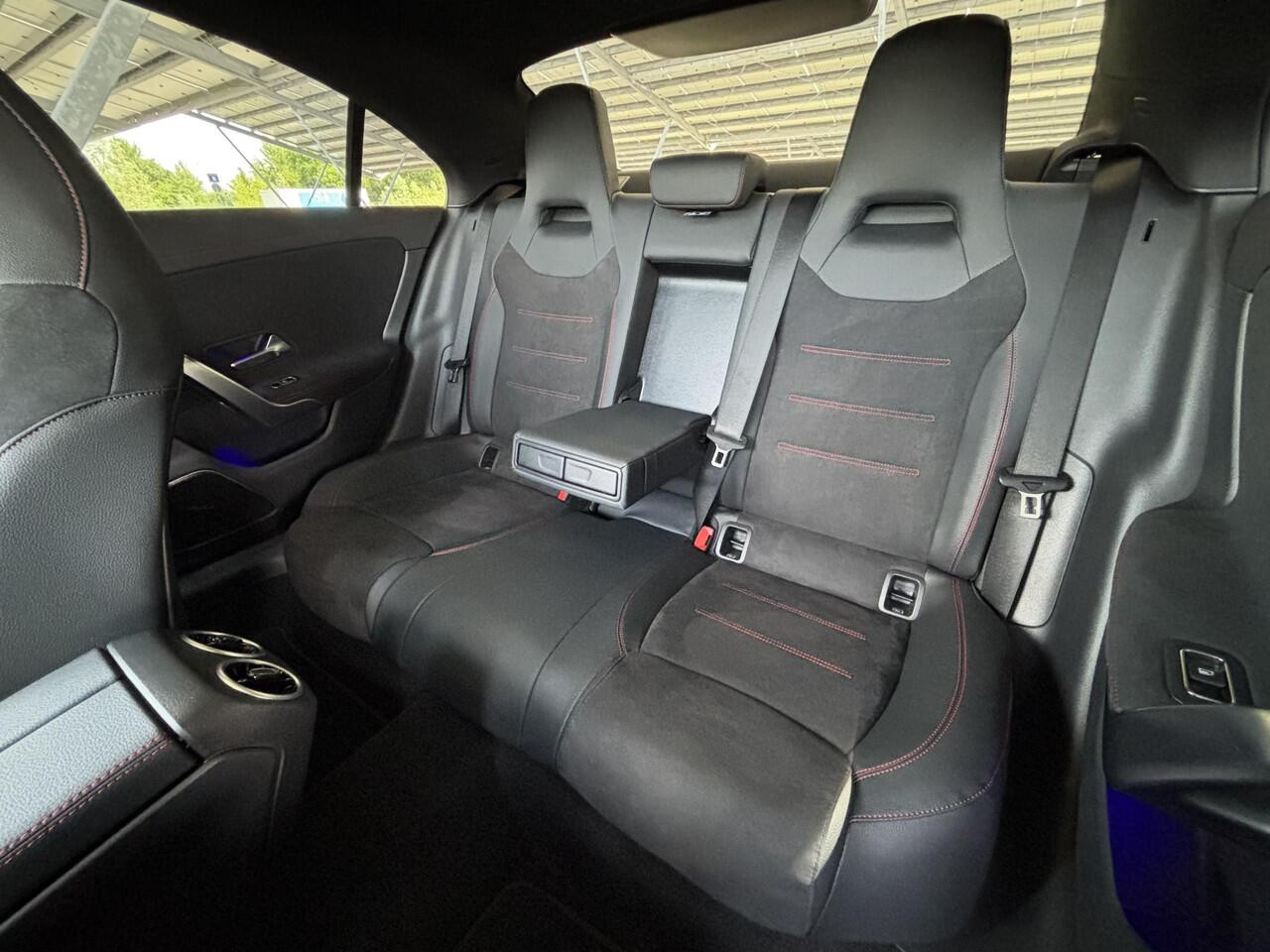 Mercedes-Benz CLA-KLASSE 180 Business Solution AMG | Panoramadak | Burmester | Rijassistentiepakket | Trekhaak | 360 camera | Sfeerverlichting | Stoel/stuurverwarming |