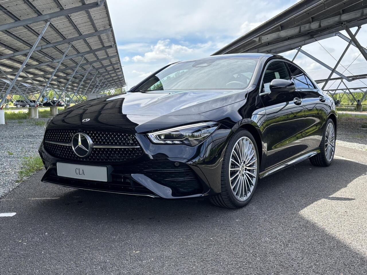 Mercedes-Benz CLA-KLASSE 180 Business Solution AMG | Panoramadak | Burmester | Rijassistentiepakket | Trekhaak | 360 camera | Sfeerverlichting | Stoel/stuurverwarming |