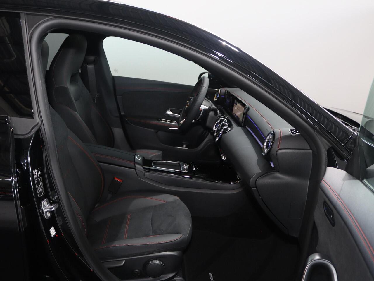 Mercedes-Benz CLA-KLASSE 250e Shooting Brake Business Solution AMG | Panoramaschuifdak | Nightpakket | 19 inch AMG-Velgen