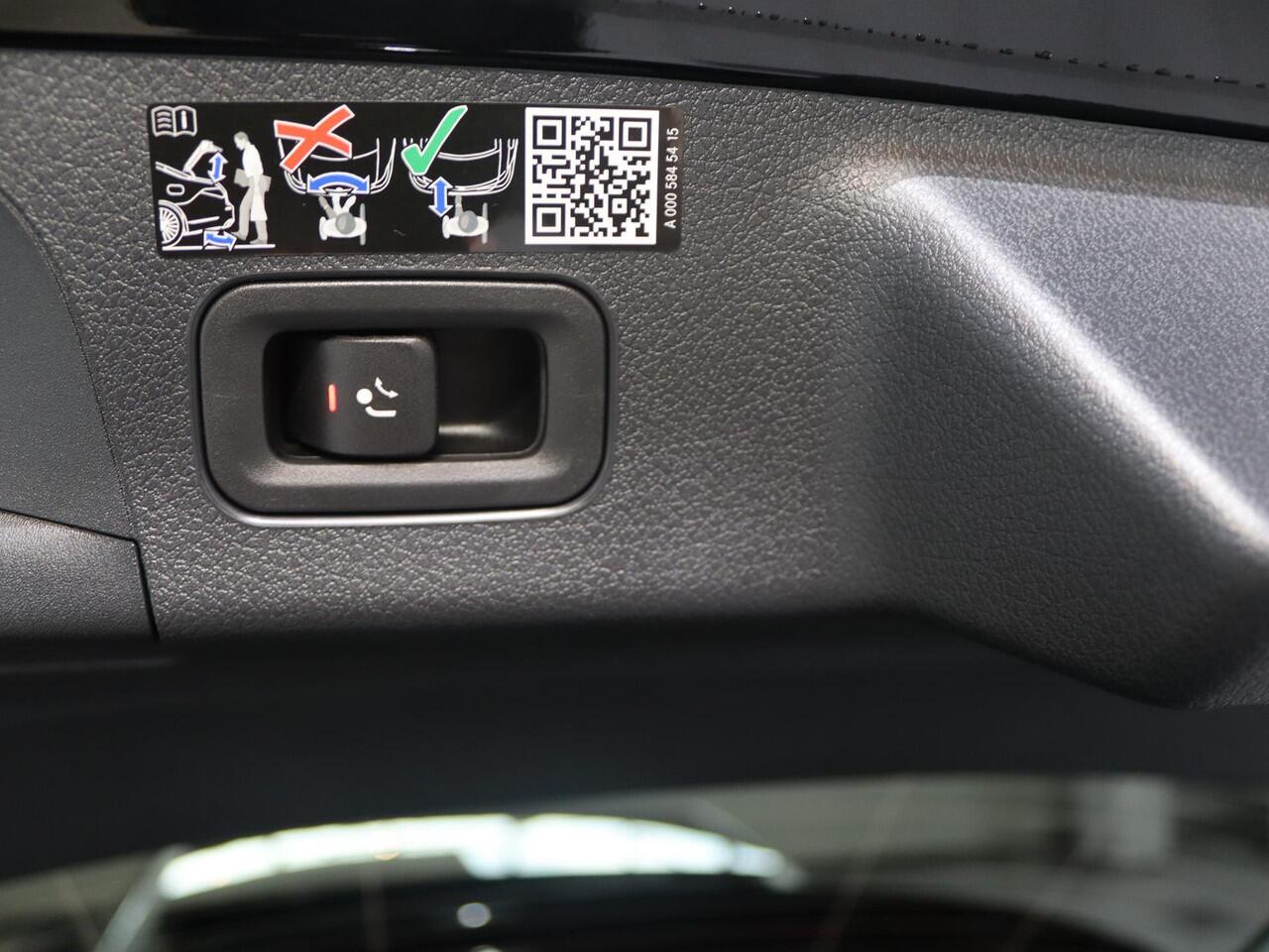 Mercedes-Benz CLA-KLASSE Shooting Brake 180 Business Solution AMG | Panoramaschuifdak | Head-up display | Trekhaak | 360° camera | Dodehoekassistent | MULTIBEAM LED koplampen |