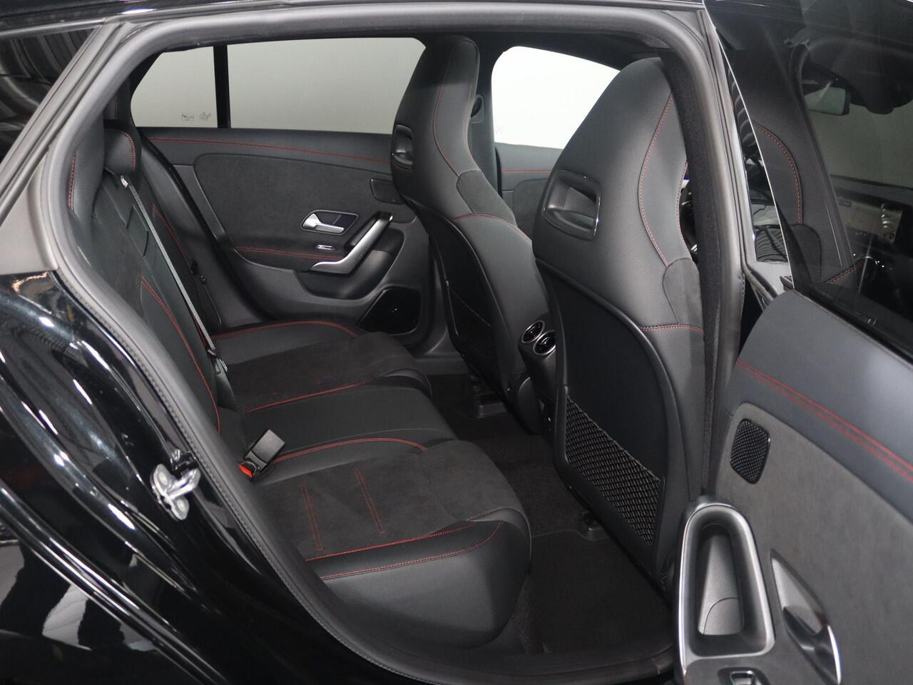 Mercedes-Benz CLA-KLASSE Shooting Brake 180 Business Solution AMG | Panoramaschuifdak | Head-up display | Trekhaak | 360° camera | Dodehoekassistent | MULTIBEAM LED koplampen |