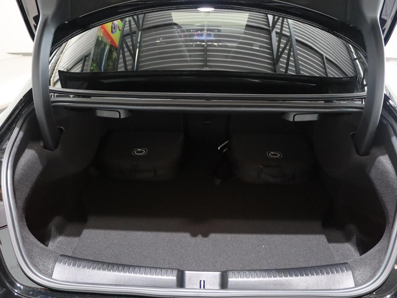 Mercedes-Benz CLA-KLASSE 250e Star Edition AMG Line | Panoramaschuifdak | Nightpakket | Achteruitrijcamera | Dodehoekassistent | Dodehoekassistent