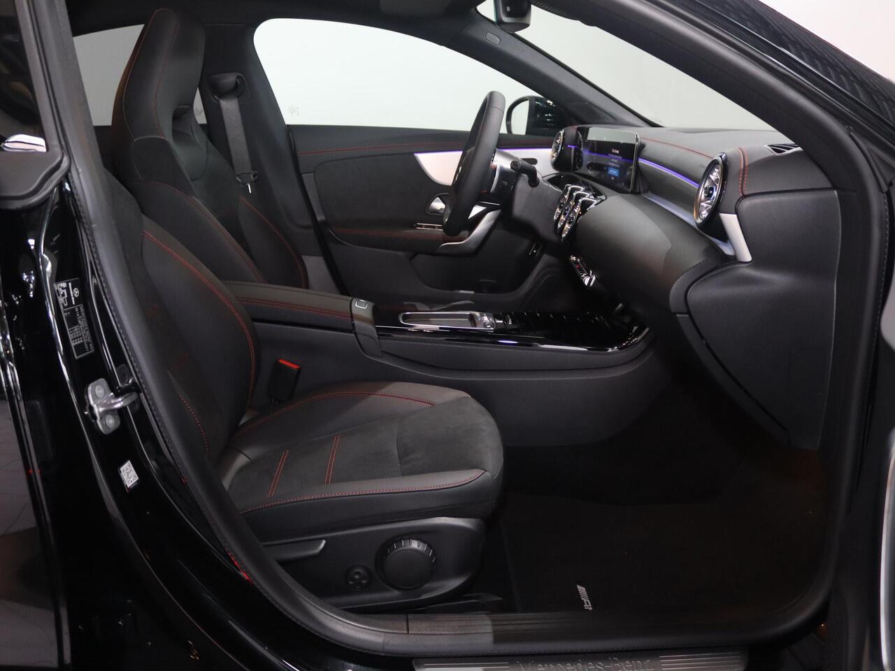 Mercedes-Benz CLA-KLASSE 250e Star Edition AMG Line | Panoramaschuifdak | Nightpakket | Achteruitrijcamera | Dodehoekassistent | Dodehoekassistent