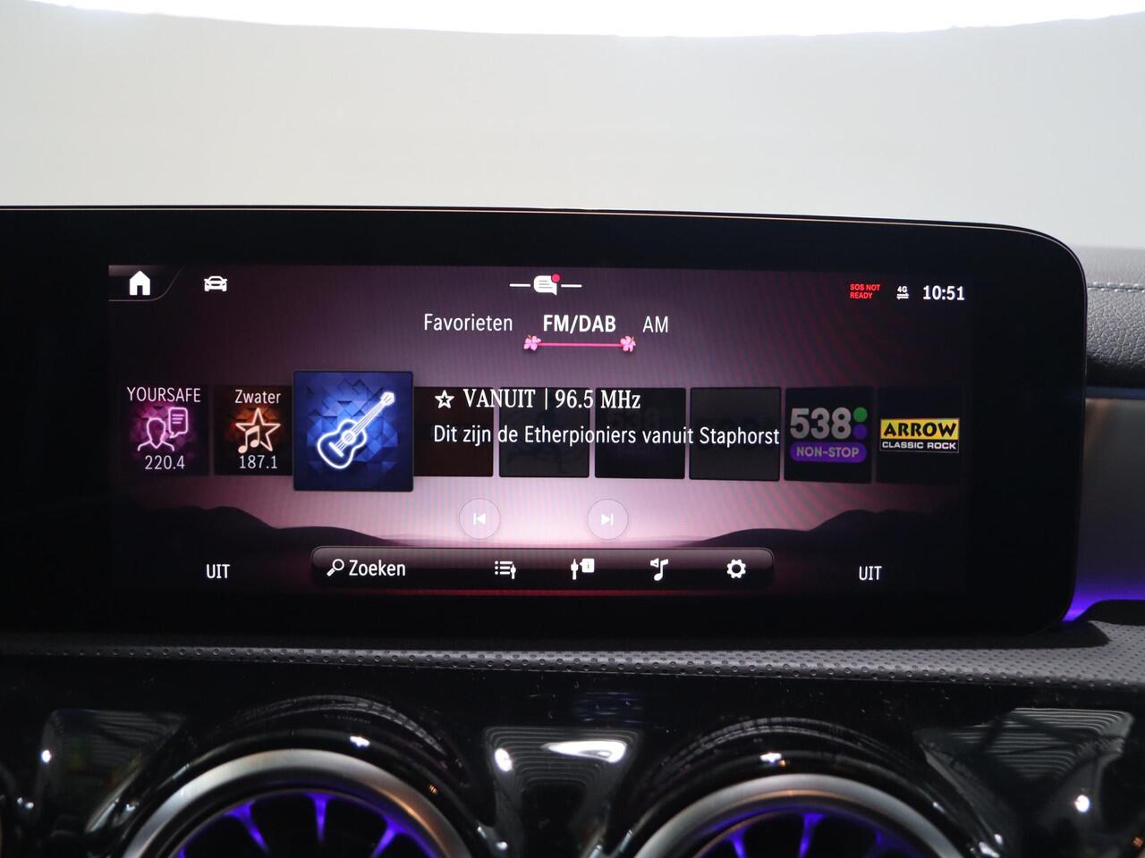 Mercedes-Benz CLA-KLASSE 180 Business Solution AMG | Panoramaschuifdak | AMG Line Plus | Head-up display | Nightpakket | 360° camera | Dodehoekassistent |