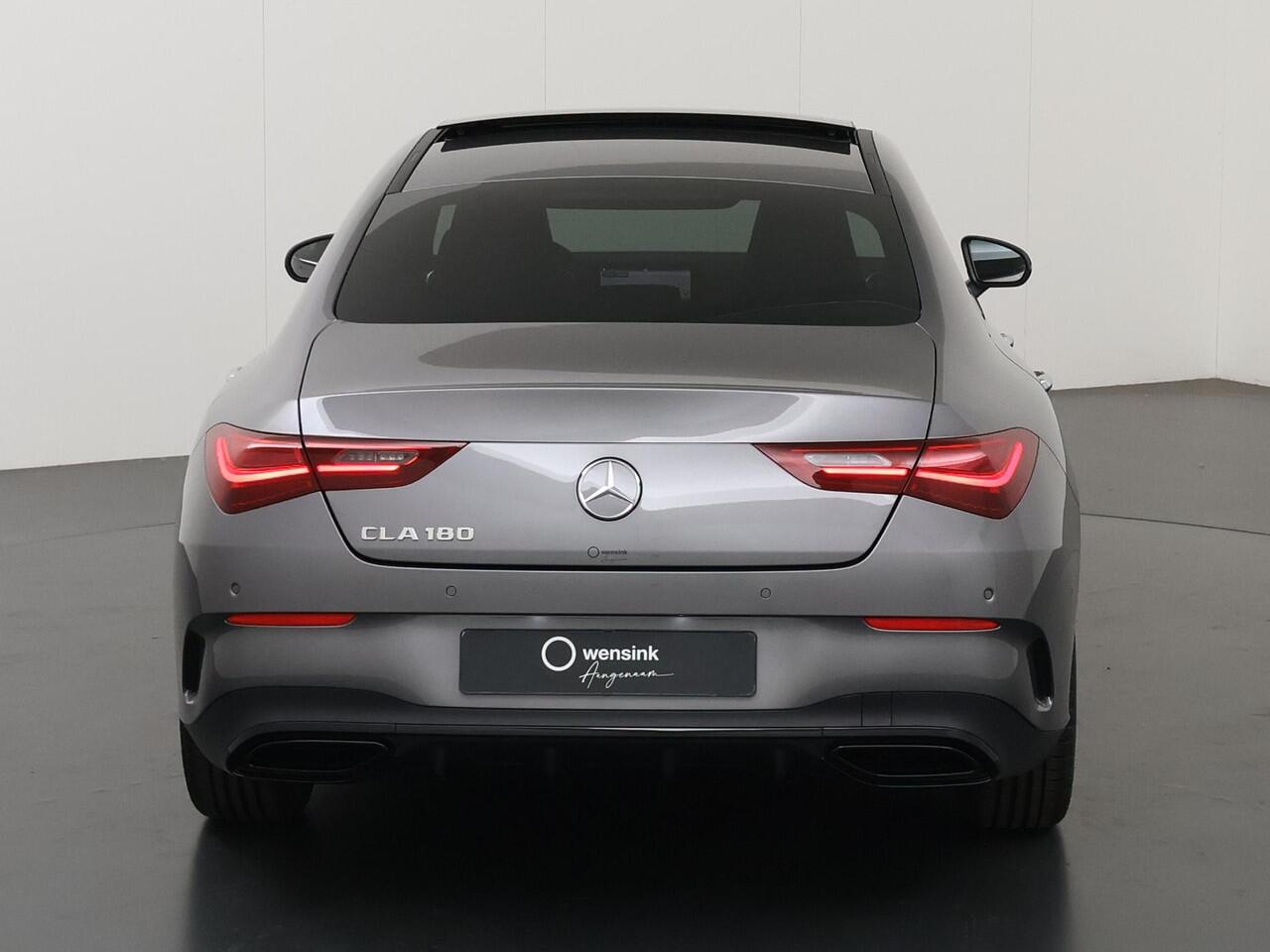 Mercedes-Benz CLA-KLASSE 180 Business Solution AMG | Panoramaschuifdak | AMG Line Plus | Nightpakket | Head-Up | Dodehoekassistent