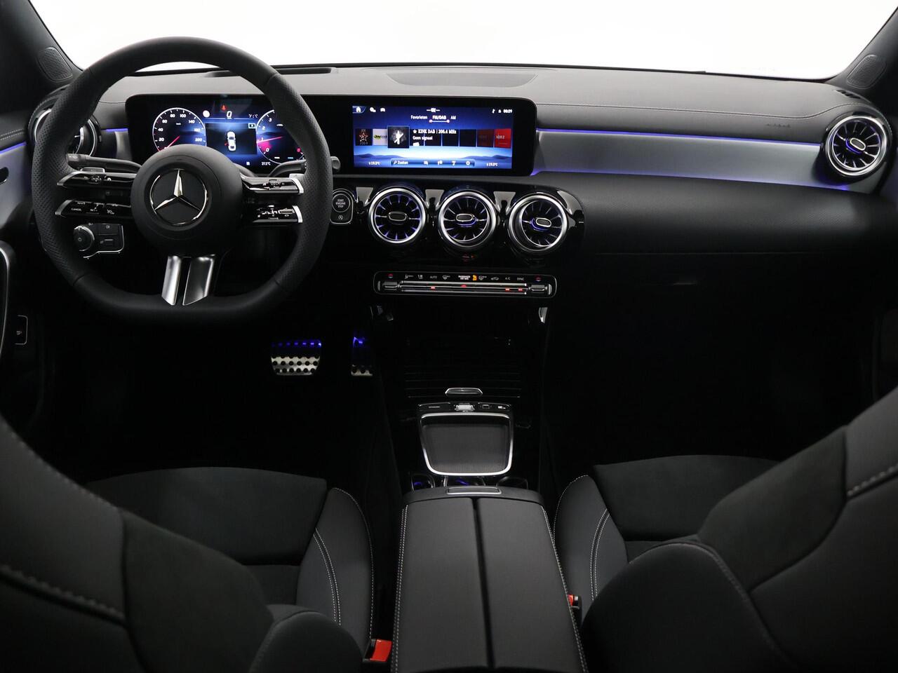 Mercedes-Benz CLA-KLASSE 180 Star Edition AMG Line | Panoramaschuifdak | AMG-line plus | Head-Up | Dodehoekassistent | Nightpakket |