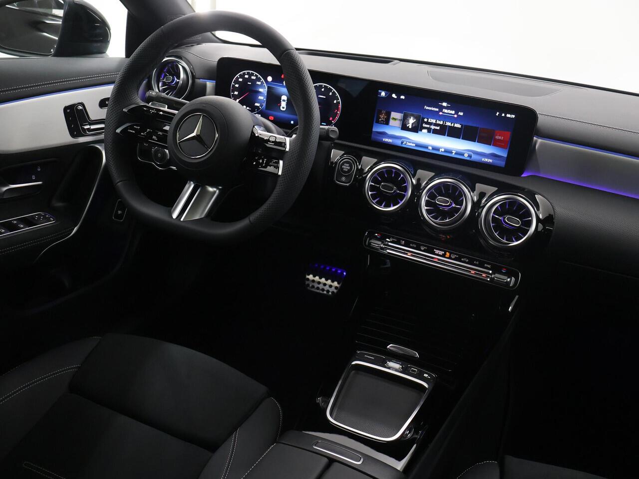 Mercedes-Benz CLA-KLASSE 180 Star Edition AMG Line | Panoramaschuifdak | AMG-line plus | Head-Up | Dodehoekassistent | Nightpakket |