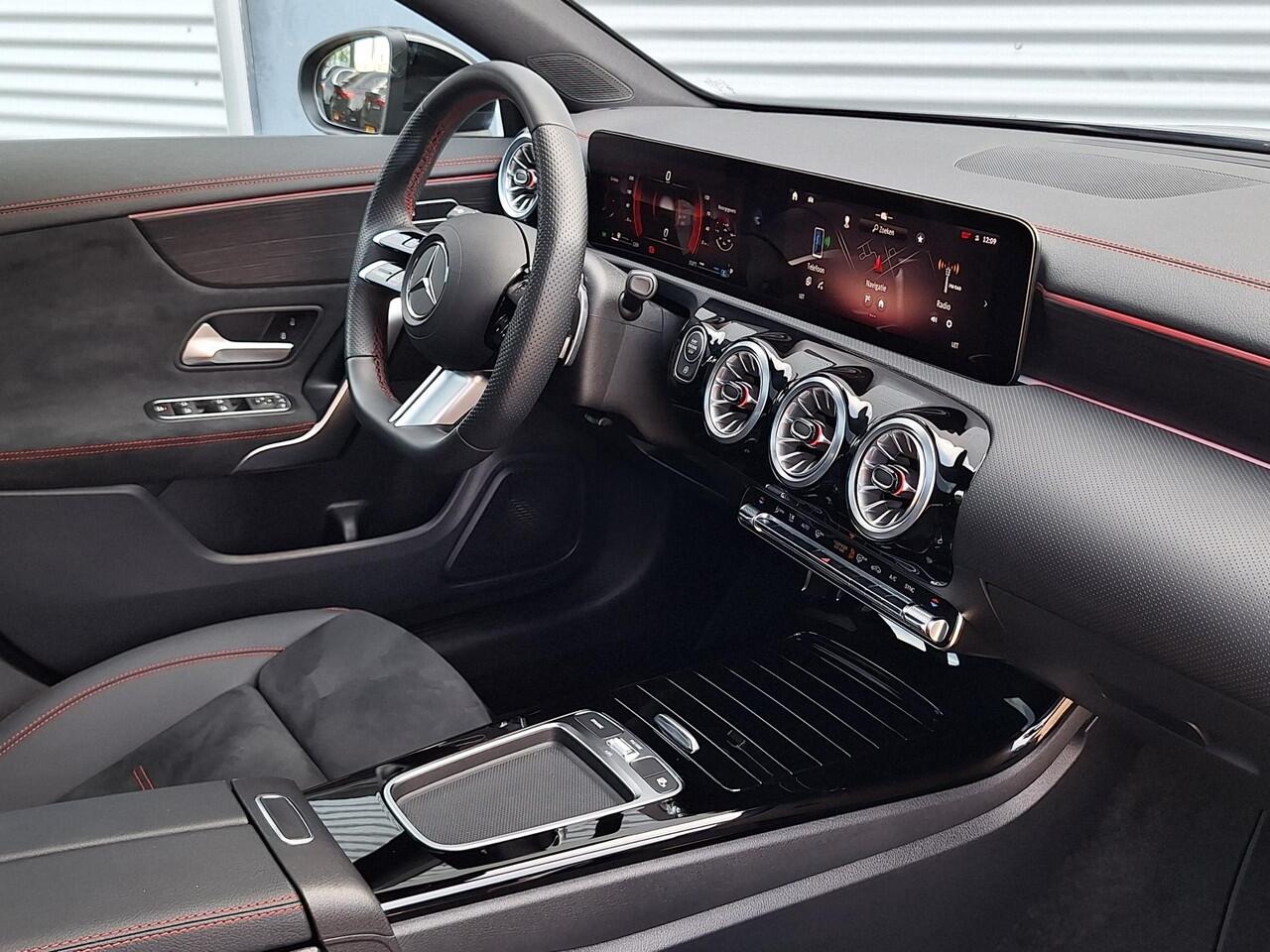 Mercedes-Benz CLA-KLASSE Shooting Brake 180 Star Edition AMG | Matgrijs | Nightpakket | Panoramadak | Dodehoekassistent | Apple CarPlay | Android Auto | Sfeerverlichting | Stoelverwarming | Achteruitrijcamera | Elektrisch Inklapbare Buitenspiegels