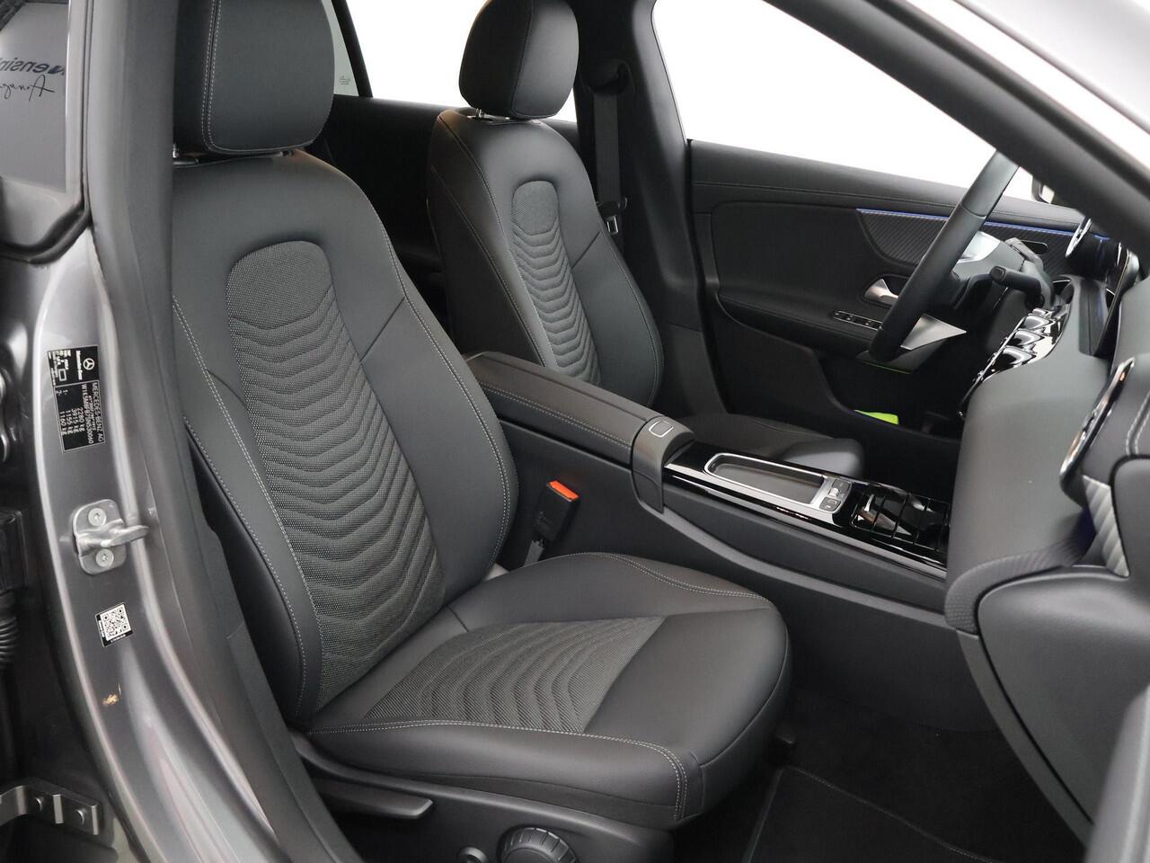 Mercedes-Benz CLA-KLASSE Shooting Brake 250e Star Edition | Easypack - achterklep | Keyless go | Achteruitrijcamera | Stoelverwarming | Sfeerverlichting |