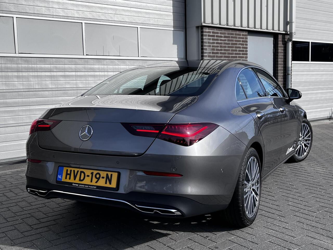 Mercedes-Benz CLA-KLASSE 180 Star Edition Luxury | Panoramadak | Apple CarPlay | Android Auto | Sierdelen Lindehout Zwart | Sfeerverlichting | Stoelverwarming | Achteruitrijcamera | Parkeersensoren | Elektrisch Inklapbare Buitenspiegels