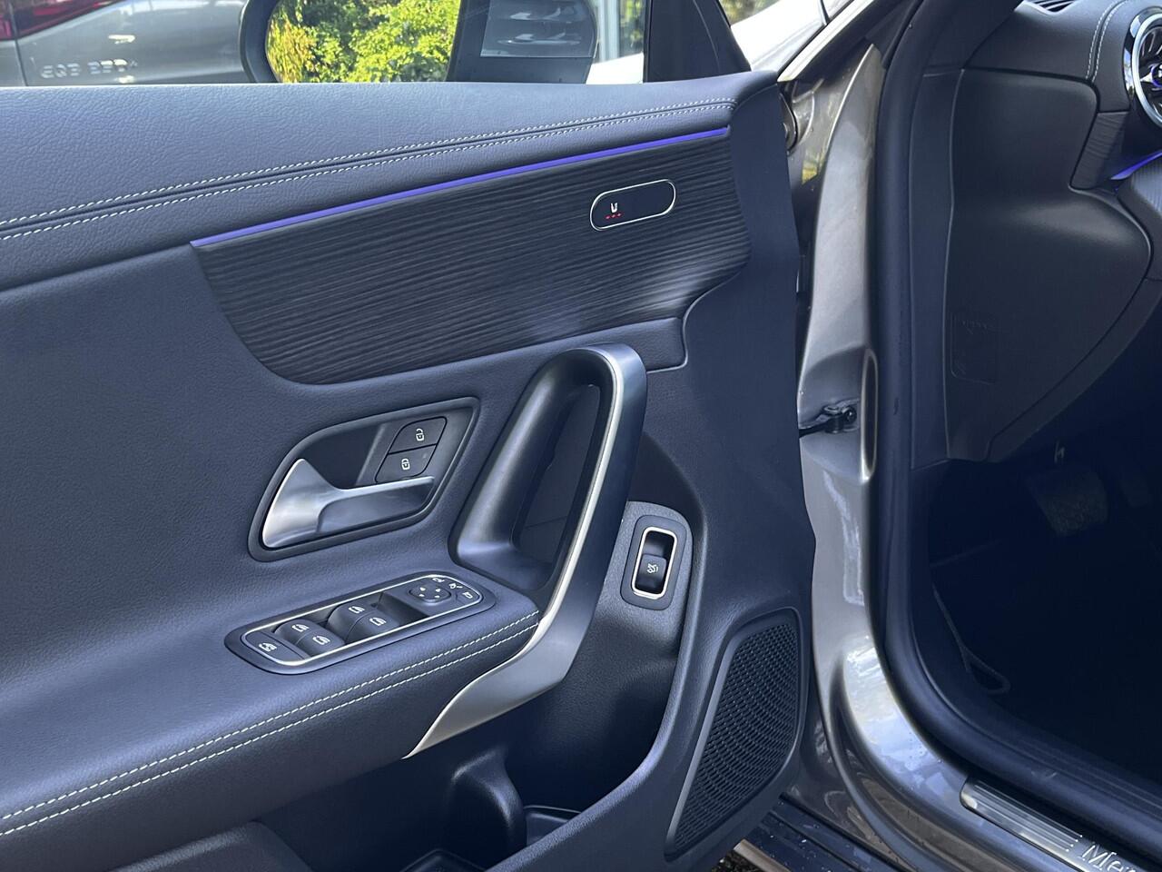 Mercedes-Benz CLA-KLASSE 180 Star Edition Luxury | Panoramadak | Apple CarPlay | Android Auto | Sierdelen Lindehout Zwart | Sfeerverlichting | Stoelverwarming | Achteruitrijcamera | Parkeersensoren | Elektrisch Inklapbare Buitenspiegels