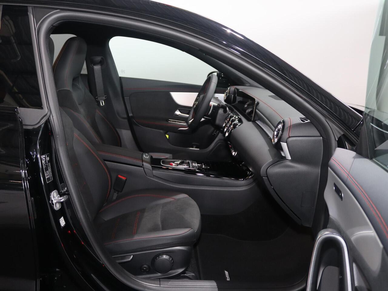 Mercedes-Benz CLA-KLASSE Shooting Brake 250e Business Solution AMG | Nightpakket | Panoramaschuifdak | Achteruitrijcamera | 19 Inch AMG-velgen |