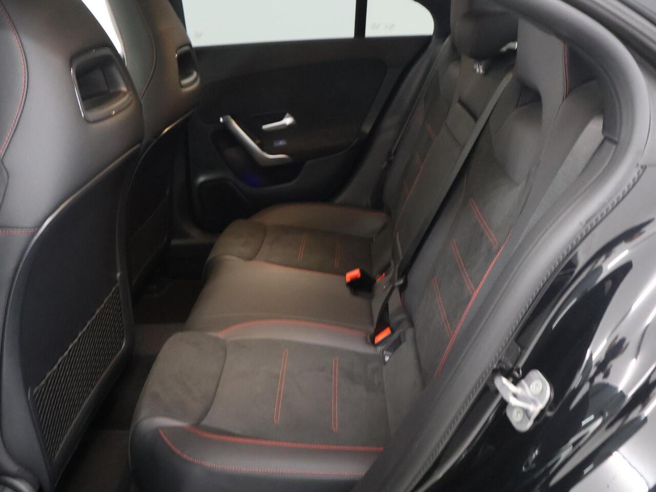 Mercedes-Benz CLA-KLASSE 180 Star Edition AMG NIGHT | Panoramadak | Sfeerverlichting | Achteruitrijcamera | Stoelverwarming | Night Pakket |