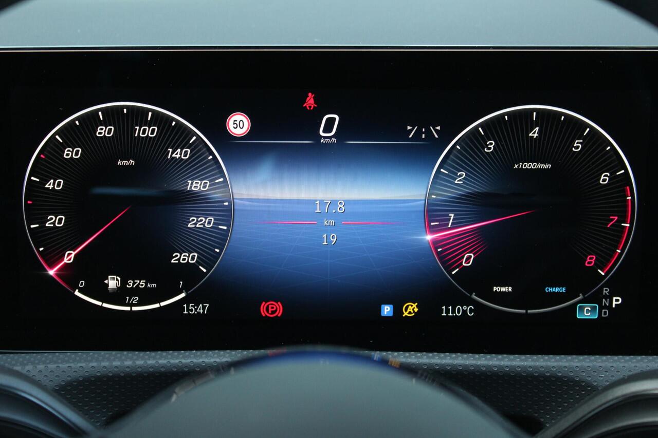 Mercedes-Benz CLA-KLASSE Shooting Brake 200 Luxury Line Panorama dak | Trekhaak