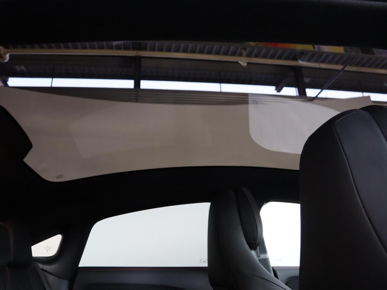 Mercedes-Benz CLA-KLASSE 250+ Launch Edition 85 kWh | Night | Panoramadak | Stoelverwarming | DISTRONIC | Achteruitrijcamera | Dodehoekassistent |