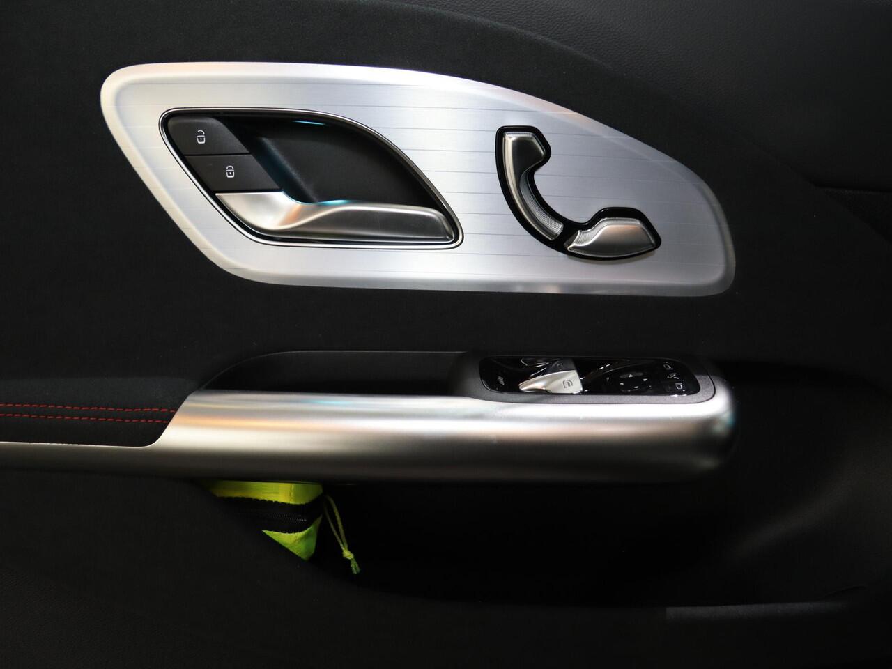 Mercedes-Benz CLA-KLASSE 250+ Launch Edition 85 kWh | Night | Panoramadak | Stoelverwarming | DISTRONIC | Achteruitrijcamera | Dodehoekassistent |