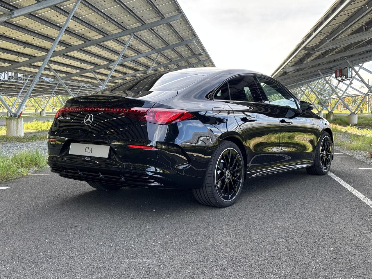 Mercedes-Benz CLA-KLASSE 250+ Launch Edition 85 kWh | Night | Panoramadak | DISTRONIC | Achteruitrijcamera | Dodehoekassistent |