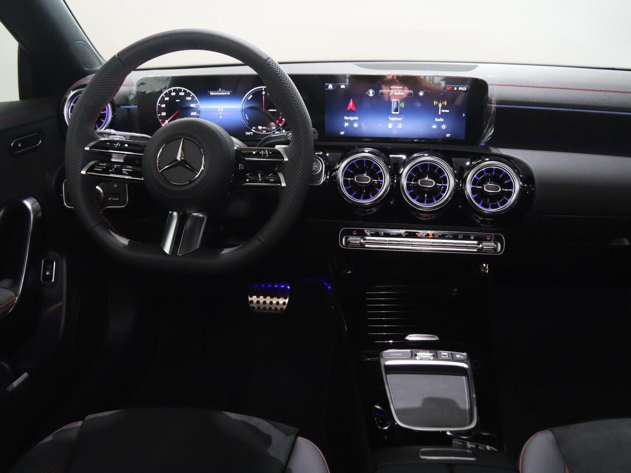 Mercedes-Benz CLA-KLASSE Shooting Brake 250e Business Solution AMG | Panoramaschuifdak | Night | Achteruitrijcamera| Stoelverwarming voor | LED koplampen | Trekhaak | Apple Carplay / Android auto