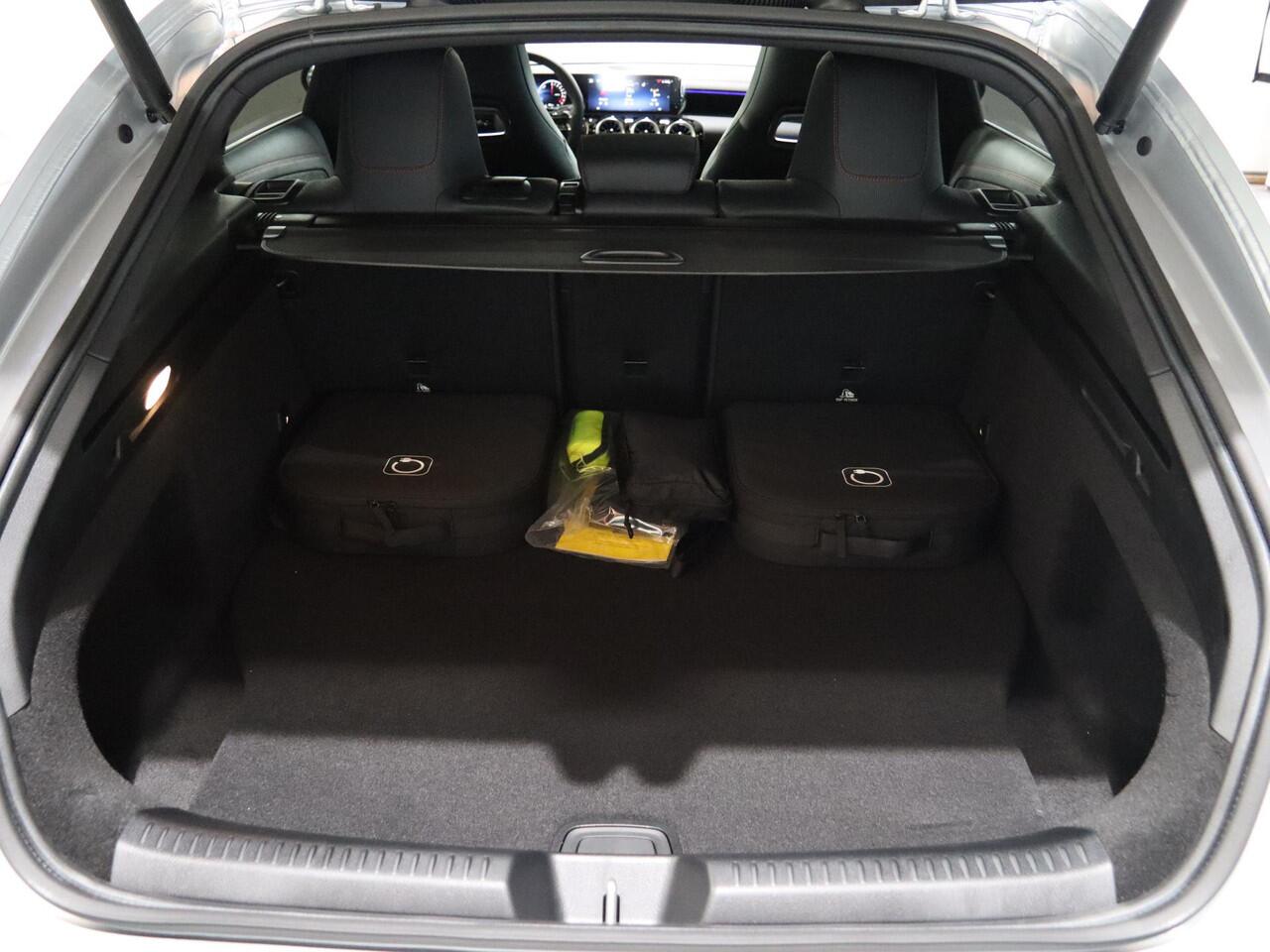 Mercedes-Benz CLA-KLASSE Shooting Brake 250e Business Solution AMG | Panoramaschuifdak | Night | Achteruitrijcamera| Stoelverwarming voor | LED koplampen | Trekhaak | Apple Carplay / Android auto