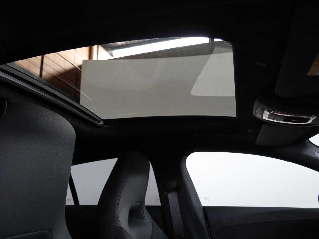 Mercedes-Benz CLA-KLASSE Shooting Brake 250e Business Solution AMG | Panoramaschuifdak | Night | Achteruitrijcamera| Stoelverwarming voor | LED koplampen | Trekhaak | Apple Carplay / Android auto