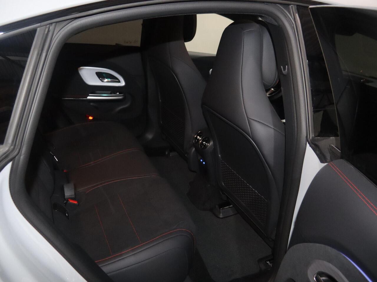 Mercedes-Benz CLA-KLASSE 250+ Launch Edition 85 kWh | Night | Panoramadak | Stoelverwarming | DISTRONIC | Achteruitrijcamera | Dodehoekassistent |