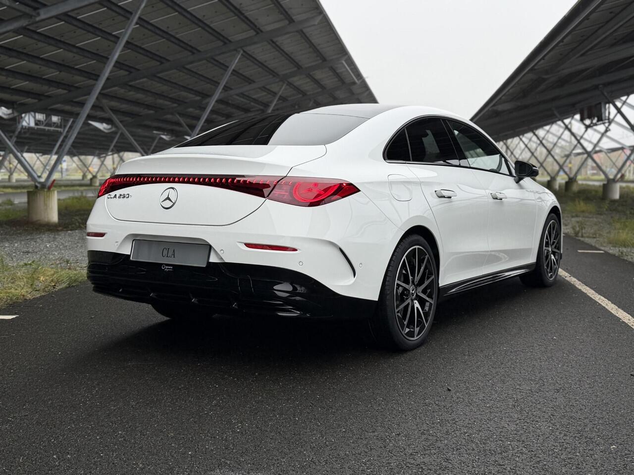 Mercedes-Benz CLA-KLASSE 250+ Launch Edition 85 kWh | Night | Panoramadak | Trekhaak | Stoelverwarming | DISTRONIC | Achteruitrijcamera | Dodehoekassistent |