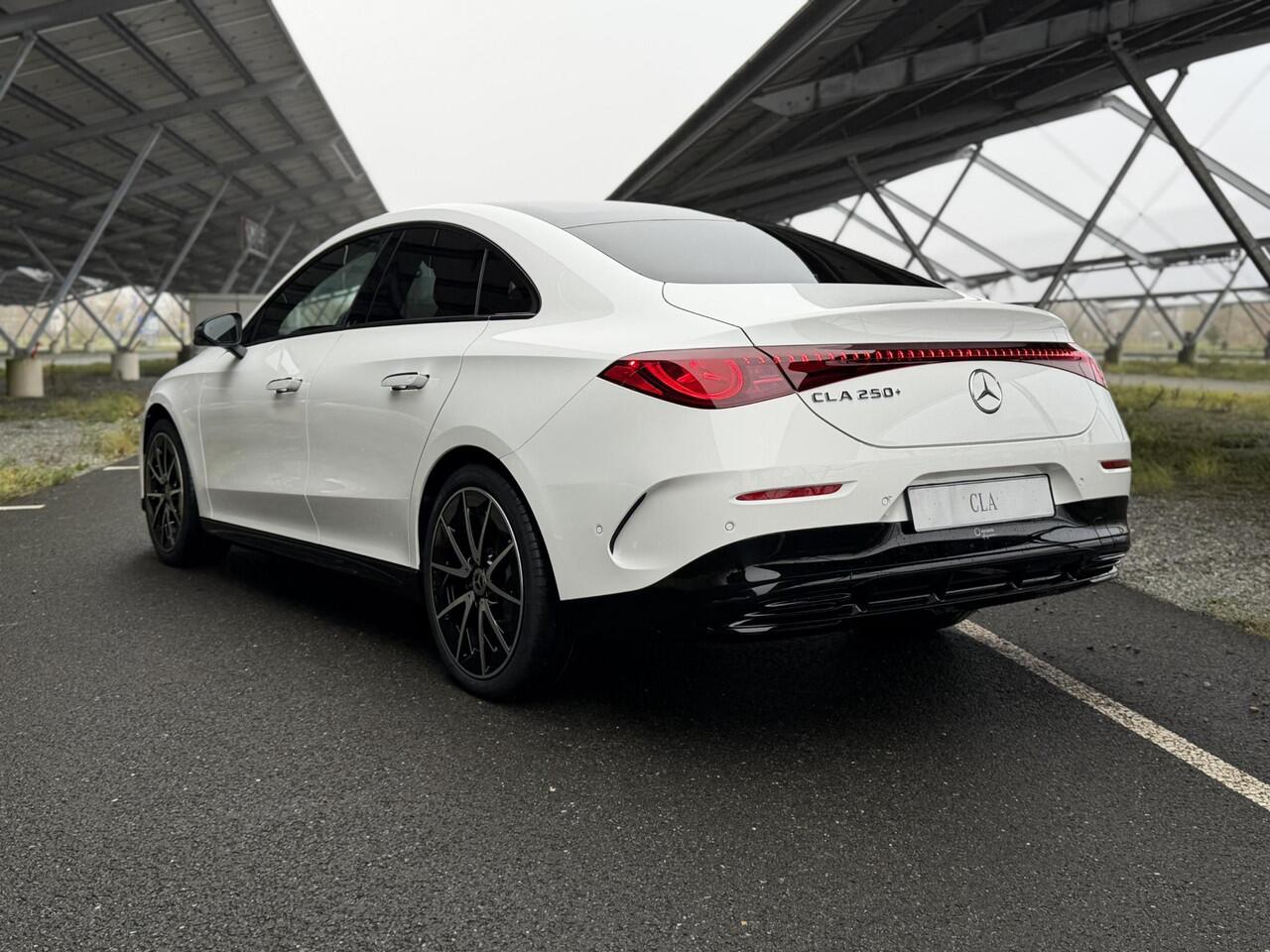 Mercedes-Benz CLA-KLASSE 250+ Launch Edition 85 kWh | Night | Panoramadak | Trekhaak | Stoelverwarming | DISTRONIC | Achteruitrijcamera | Dodehoekassistent |