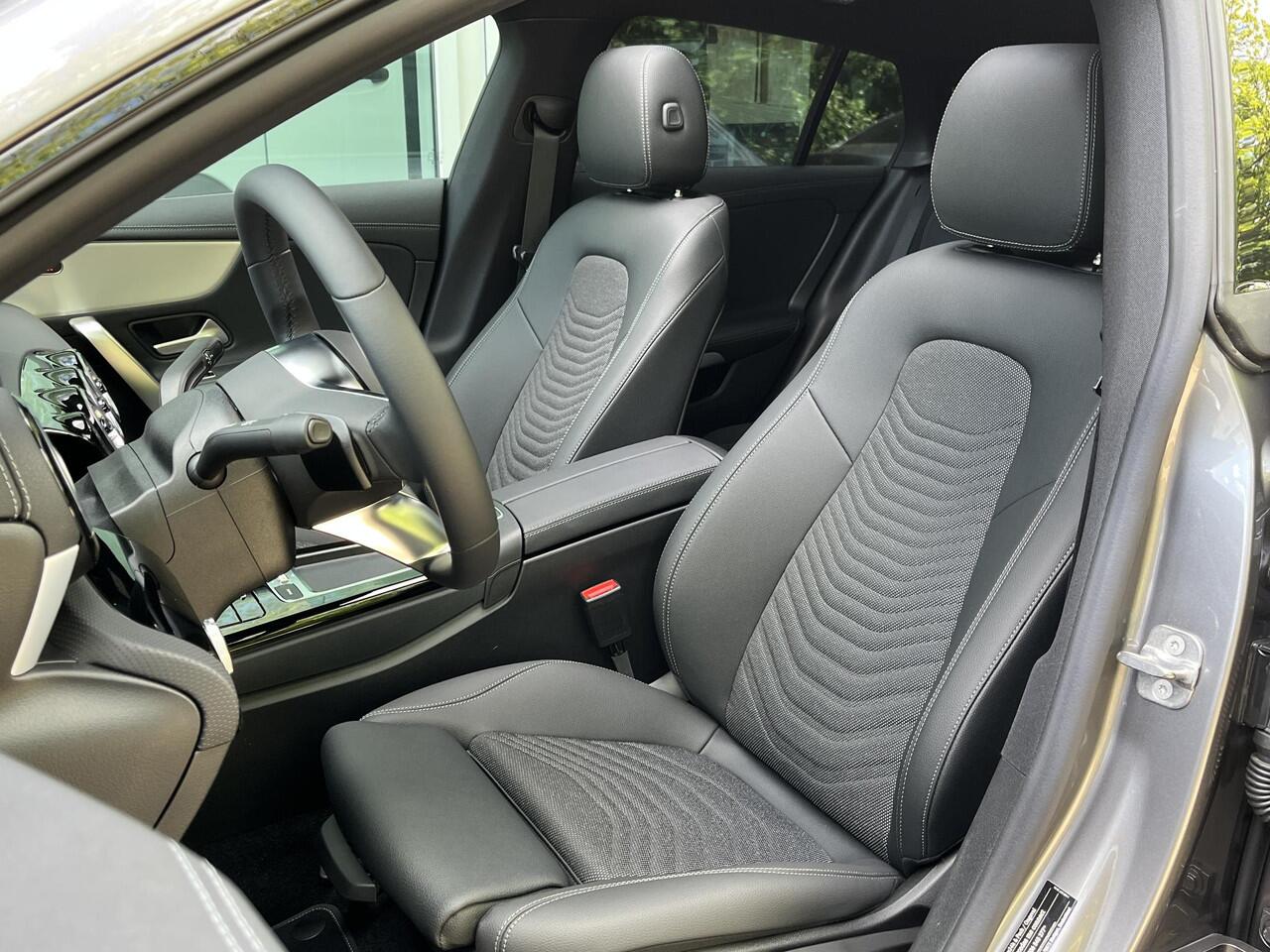 Mercedes-Benz CLA-KLASSE Shooting Brake 250 e Star Edition Luxury | Panoramadak | Nightpakket | MULTIBEAM LED | Dodehoekassistent | Sfeerverlichting | Stoelverwarming | Apple CarPlay | Android Auto | Achteruitrijcamera