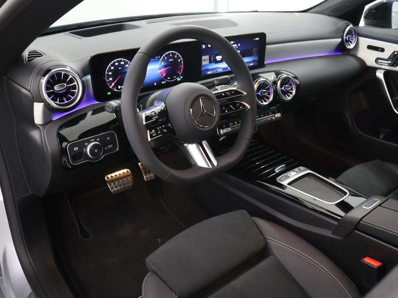 Mercedes-Benz CLA-KLASSE 180 Business Solution AMG | Panoramaschuifdak | AMG Line Plus | Head-up display | Nightpakket | 360° camera | Dodehoekassistent |