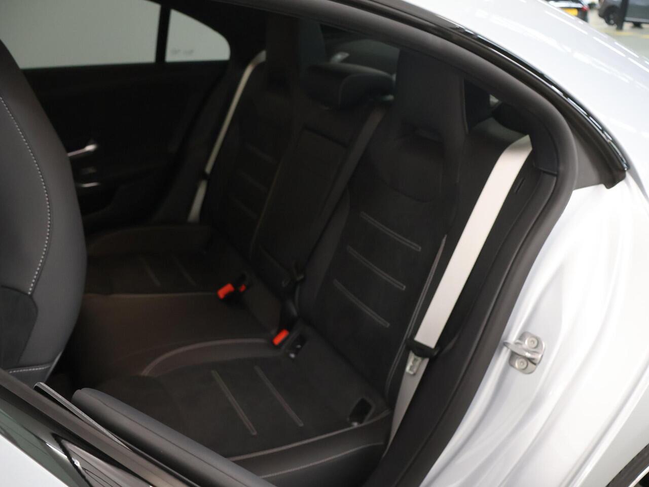 Mercedes-Benz CLA-KLASSE 180 Business Solution AMG | Panoramaschuifdak | AMG-line plus | Head-Up | Dodehoekassistent | Nightpakket |